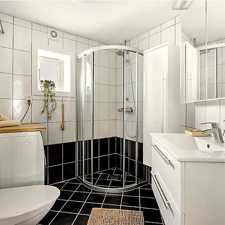 Cozy And Spacious 3-room In Sandviken Апартаменти